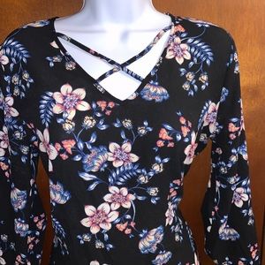 NWOT - 🌸 Cross front Floral Top 🌸